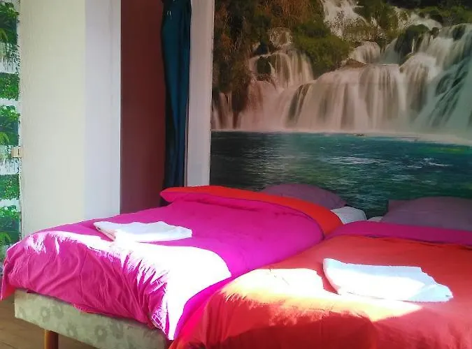 Proche Du Centre * אקס-לה-באינס